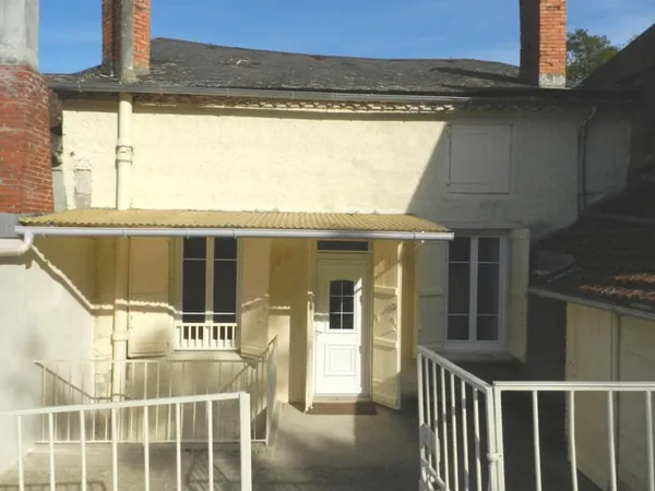 A louer Gramat centre, maison ancienne de type 4 entièrement rénovée, courette
