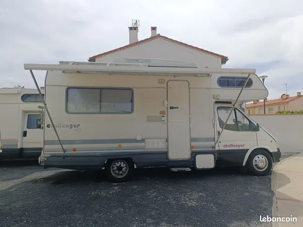 Emplacement de place de parking dans un hangar ou garage pour un camping-car