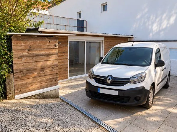 À LOUER — LOCAL DE 40 m² AVEC STATIONNEMENT PRIVATIF