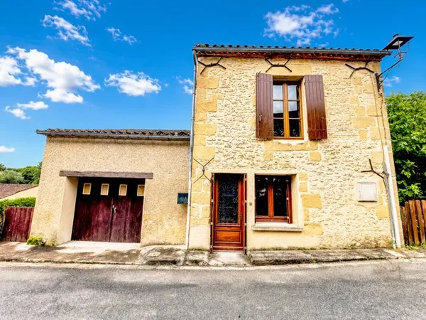Charmante Maison de Village avec Cour Privative en Plein Soleil et Garage - à deux pas de la boulang