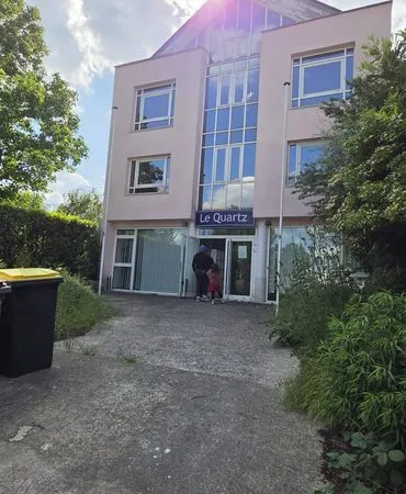 Bureau 60 m² + jardin privatif 50 m² - Orly