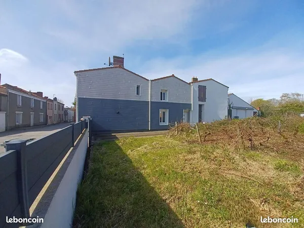 Maison de charme de 110 m² avec dépendances et grand terrain de plus de 2 000 m² - La Boissière du D