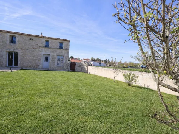Maison charentaise rénovée de 152 m² située à Chaillevette