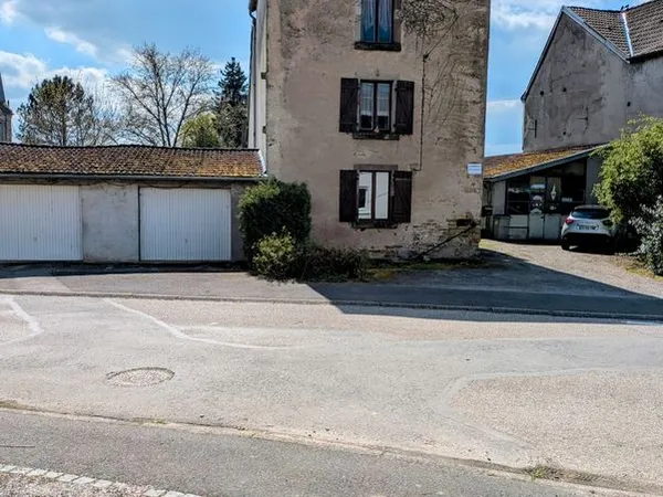 Maison de village avec grand garage
