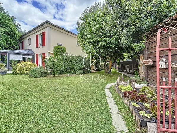 À seulement 20 km du centre-ville de Lyon, sur la commune des Chères, maison de 6 pièce(s) 185 m2, 4