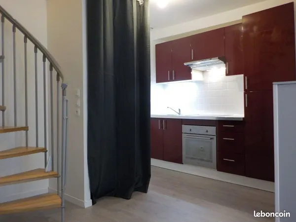 Loue T2 en duplex dans le bourg d'Etriché