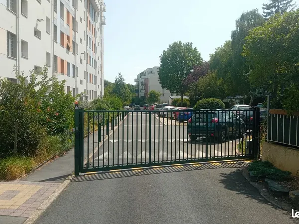 Deux places de parking extérieures sécurisées par portails à louer aux pieds du tram FARCY -