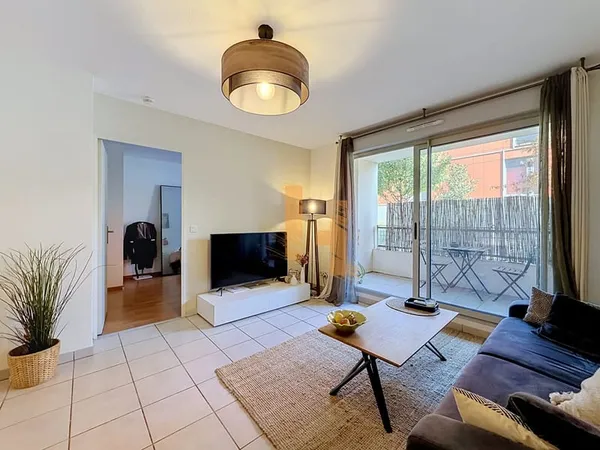 T2 meublé avec terrasse, climatisation et garage
