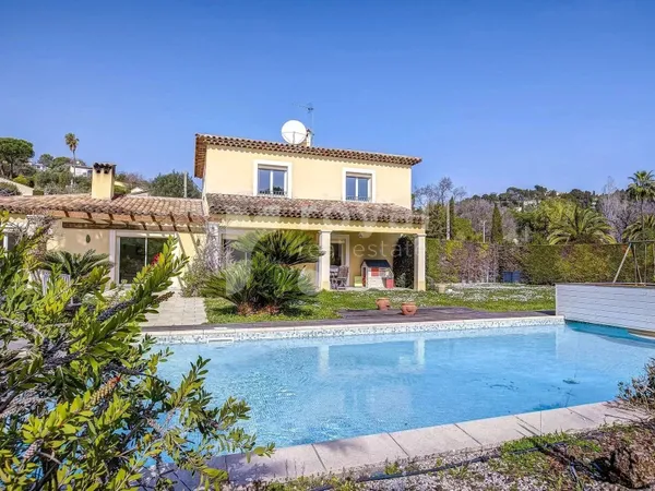 Villa avec jardin et piscine
