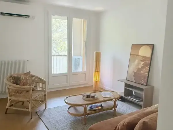 Aix en Pce Sud - Lumineux T3 rénové+cave+balcon/terrasse et box en sus