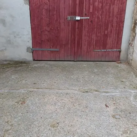 Garage fermé dans cour