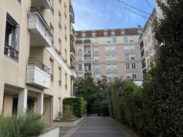 T1 bis LYON 4° -Croix-Rousse métro Hénon