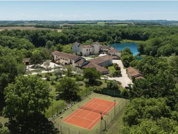Château historique avec piscine sculptée, lacs, installations éq