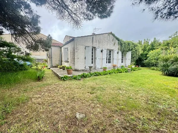 GRAND-VILLAGE-PLAGE - Maison familiale avec dépendance, grand garage et terrain clos proche centre, 