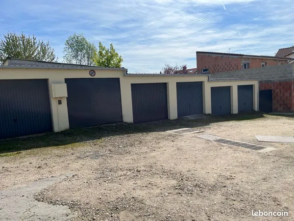 Rare lot de boxs remises sur terrain privé proche gare