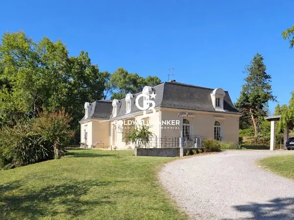 Maison de maître, dépendance, terrain, source, étang