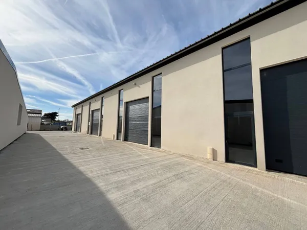 Entrepôt 235 m²