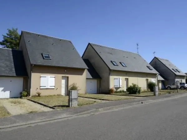 Votre agence France Loire Aubigny S/Nère vous propose cette maison à la location sur la commune d'Au