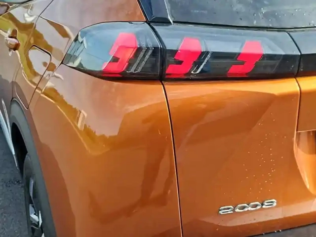 Peugeot 2008 puretech 130 s&amp;s bvm6 — photo 17