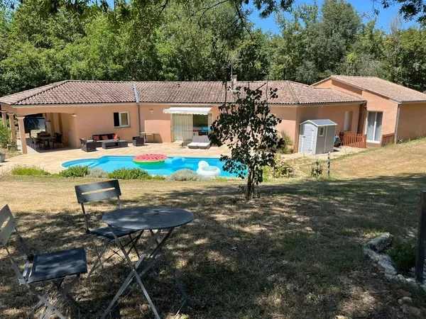 Villa entourée de bois sur terrain d'un hectare
