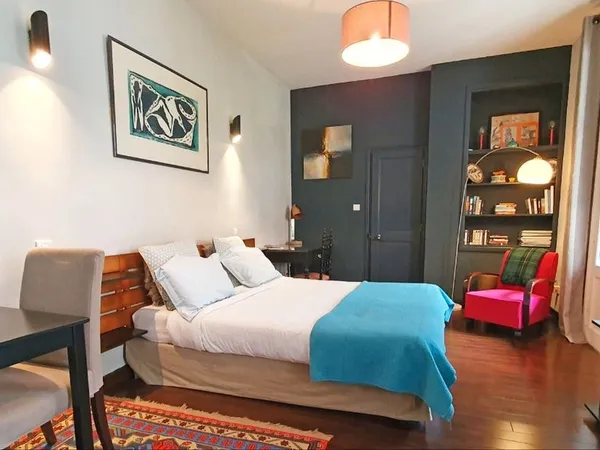 Location joli studio meublé climatisé avec terrasse dans maison ancienne en centre ville