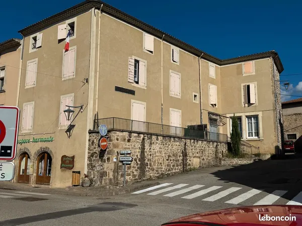 Immeuble de 7 appartements et 1 local commercial