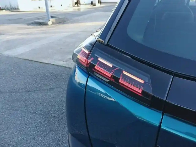 Peugeot 2008 hybrid 110 e-dcs6 — photo 37