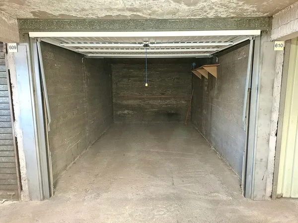 Garage fermé dans local sécurisé 14M2