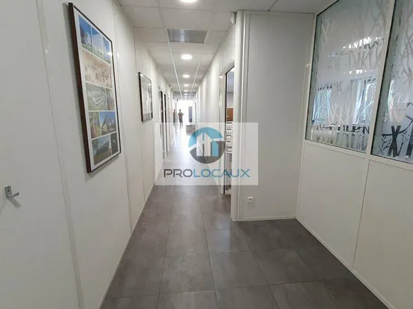 Bureau 877 m²