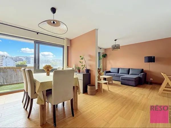 Spacieux T4 avec balcon, garage et deux caves.