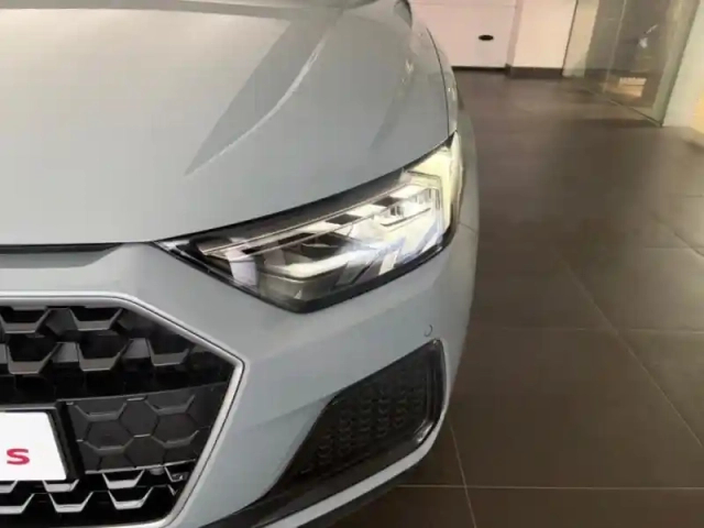Audi A1 sportback 25 tfsi 95ch design s tronic 7 — photo 4