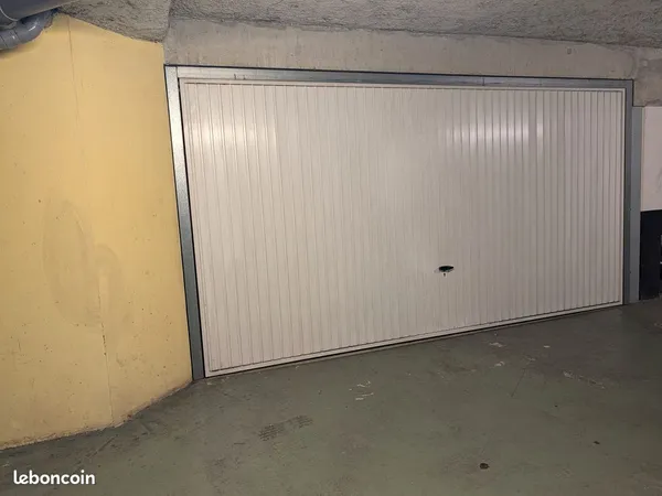 Box fermé pour 2 voitures côte à côte