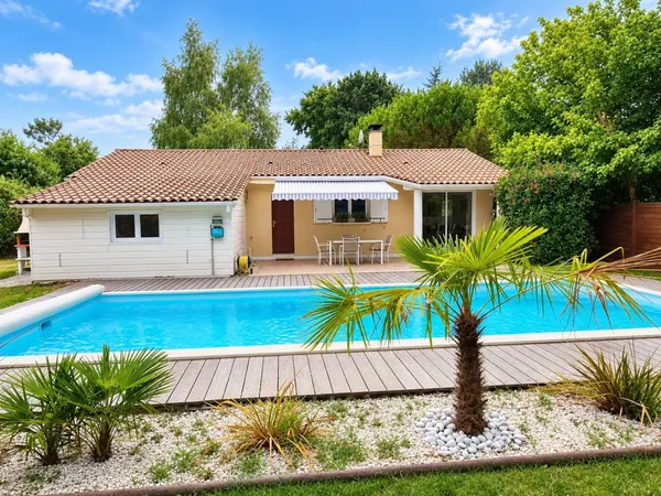Maison avec piscine et double garage