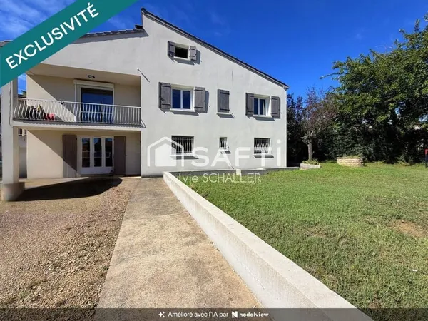 Villa familiale T7 rénovée sur un terrain clôturé avec piscine et garage