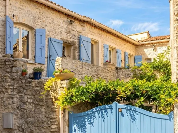 Maison de village en pierre, 100 m² avec cour et terrasse avec vue - Village prisé de l'Uzège