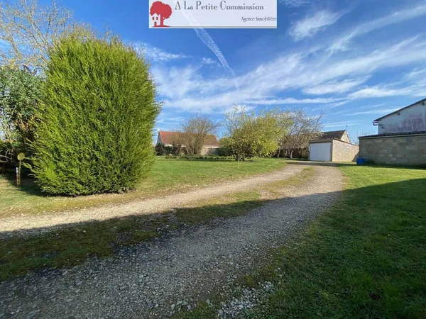 Terrain de 824 m2 avec trois garages Belle opportunité