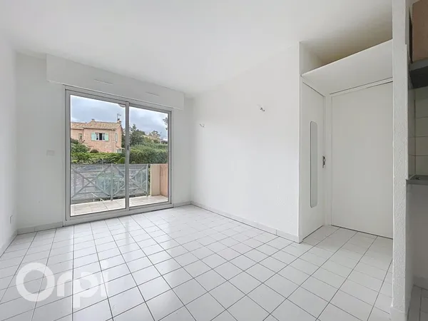 BOULOURIS - parking - piscine