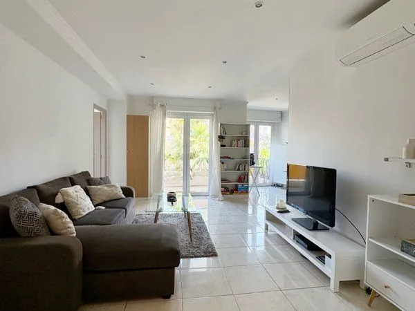 Coeur de Cannes - Appartement 94m² lumineux, 3 chambres, 1er étage avec ascenseur - DPE B - Idéal fa