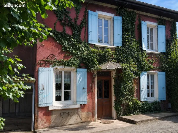 Maison dauphinoise de caractère -6 pièces- 145 m² - Terrain constructible de 2 360 m² - Dépendances