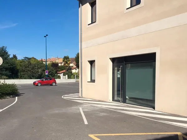 Local professionnel calme / lumineux / normes PMR / Parking / Clim réversible