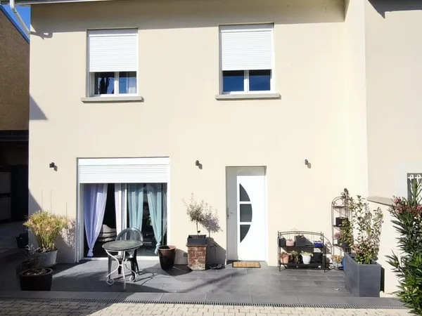 Maison au coeur du village de montagny avec terrasse et beaux volumes.
