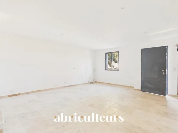 Maison T4 avec parking — Centre du village et vue Chaîne des Costes - Lambesc (13410)