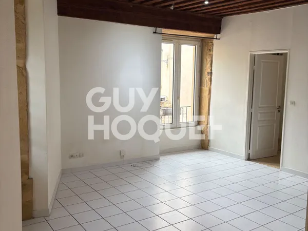 A louer T2 de 36 m² au centre village de St Symphorien D Ozon.