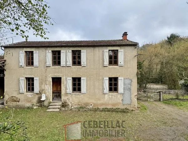 Maison de caractère 120m2 à réinventer avec dépendances et t
