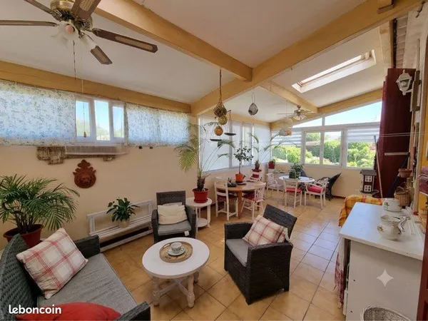Maison-ensemble immobilier -immeuble - locaux commerciaux