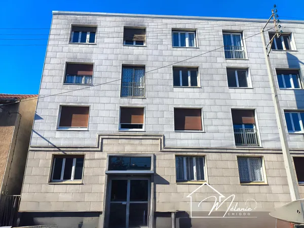Appartement lumineux une chambre, cave , emplacement parking