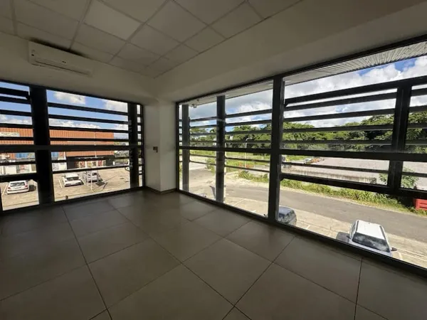 Local 4 pièces 380 m²