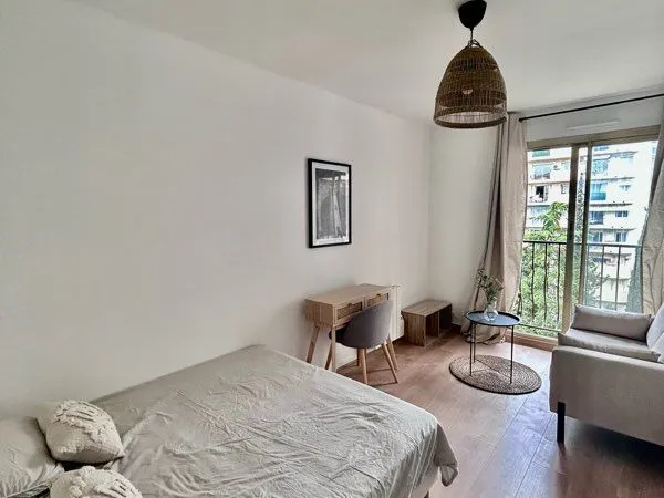 Particulier vend T1 rénové de 21 m² - Marseille Timone/St Pierre