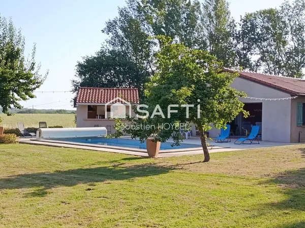 Maison familiale de plain-pied avec piscine