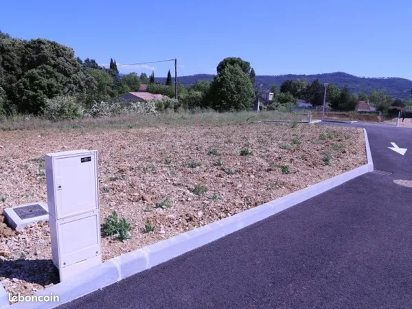 Terrain à bâtir de 374 m² à LE PLESSIS-AUX-BOIS (77)